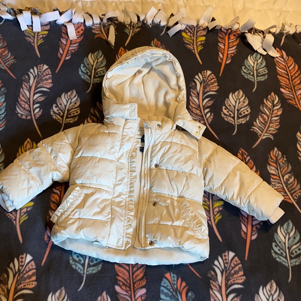 Gap 2t white puffer jacket !